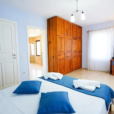Leisha Villa *